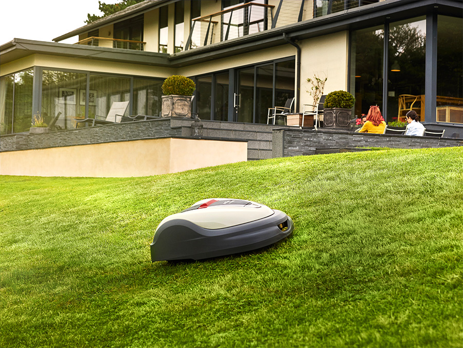 Robot koszący Honda Miimo HRM3000Live podczas pracy w ogrodzie